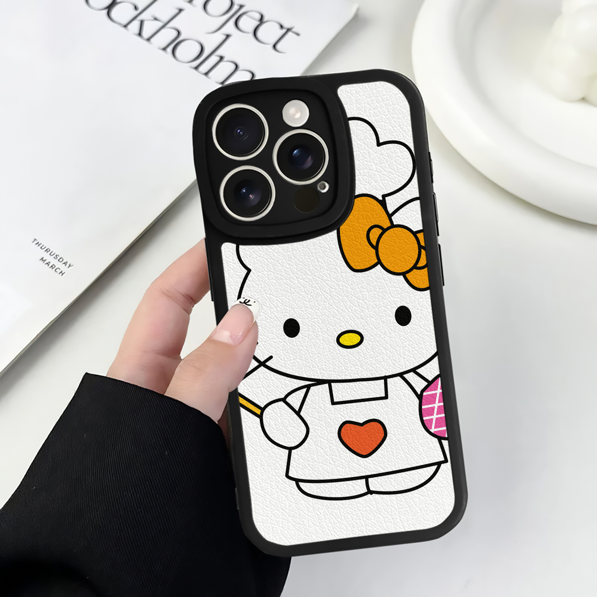 （画像用） Hello Kitty ハローキティ 【iPhone 16シリーズ対応】シリコンスマホケース（レザー調） 材質：シリコン
